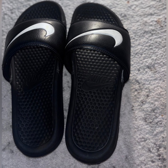 Bundle of 2 Pairs of Nike slides Pink pair and Black pair - Picture 5 of 6